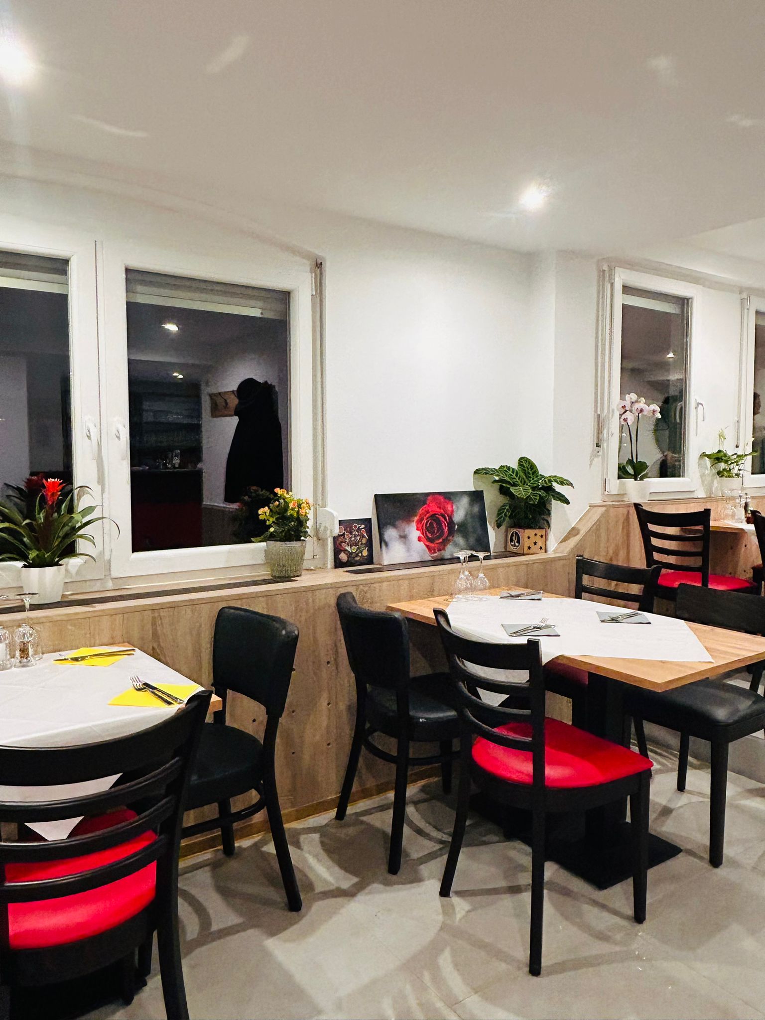 Gastraum des ASIEU Restaurants mit gedeckten Tischen