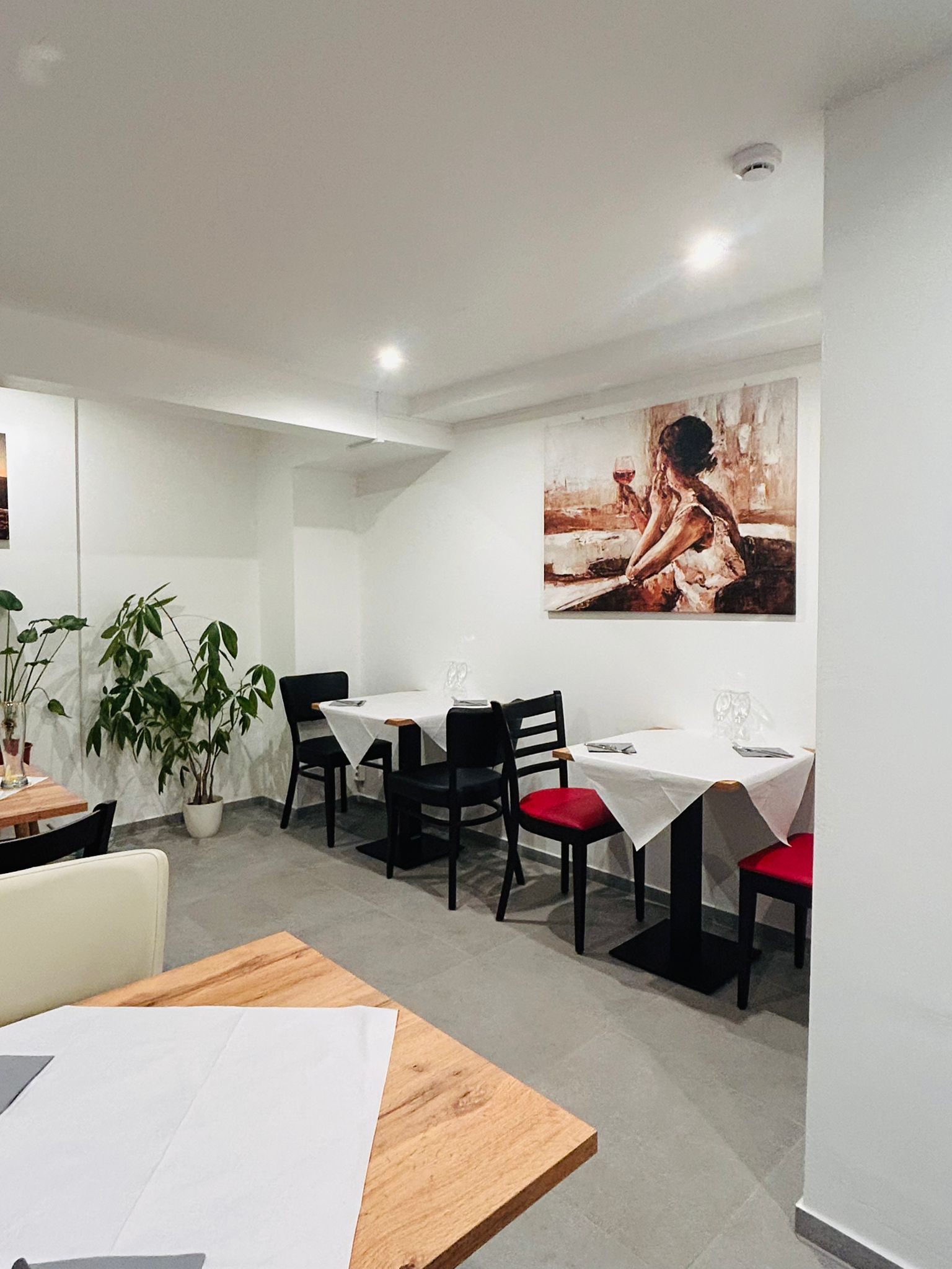 Tische im Gastraum des ASIEU Restaurants