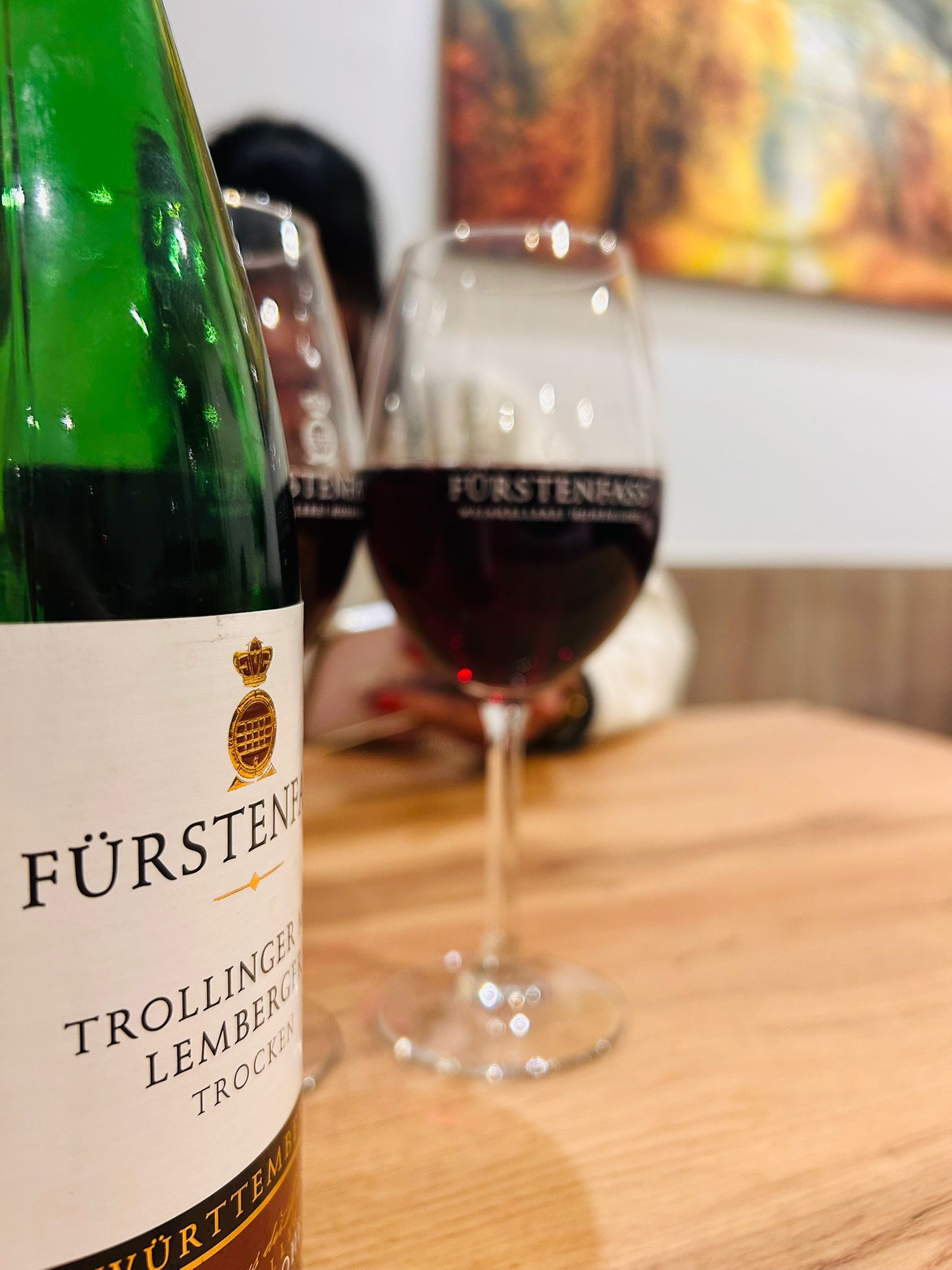 Rotwein im Glas neben einer Weinflasche